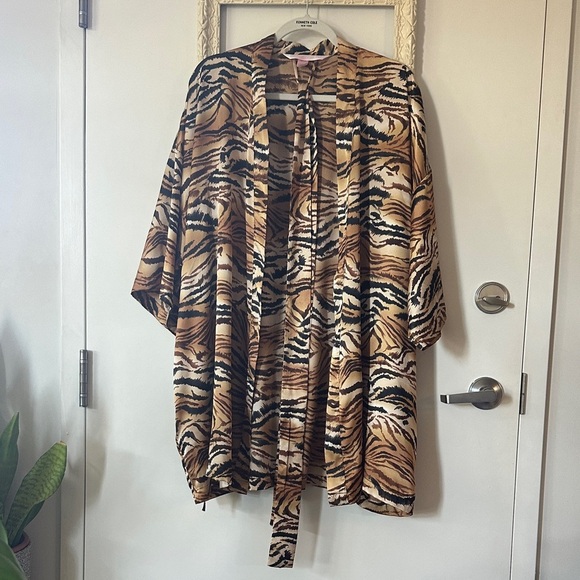 VICTORIA’S SECRET | Animal Print Robe Kimono - Picture 2 of 14